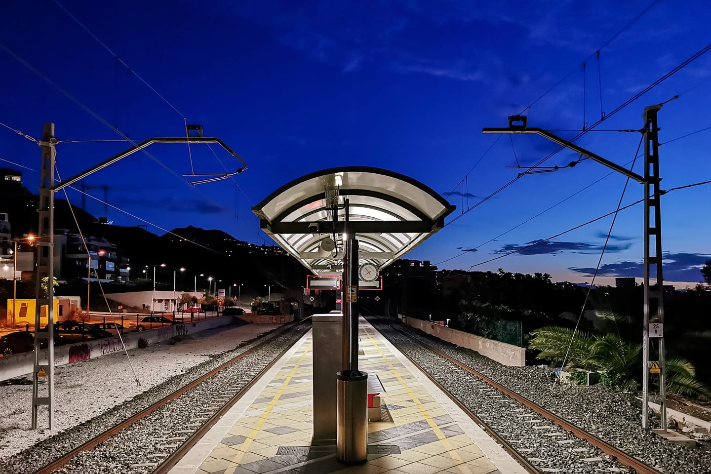 HORIZON36 omgevingsfoto van Carvajal Cercanías-railhalte, Fuengirola, bij dageraad