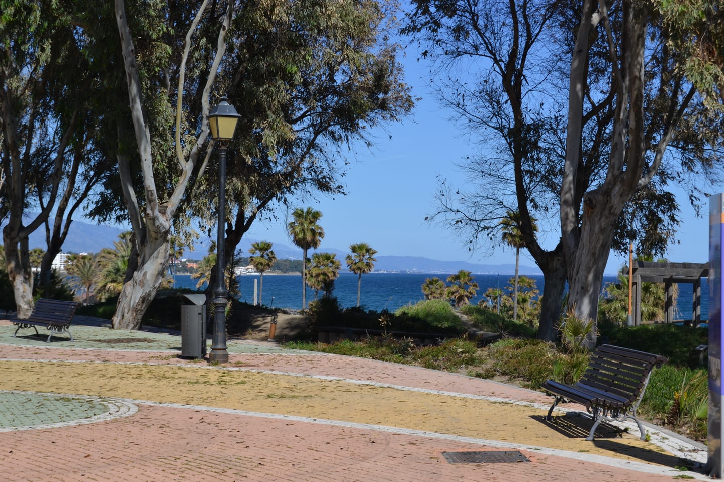 LAS MESAS SEA SUITE: Estepona Paseo Marítimo promenade park with Mediterranean sea and mountain views