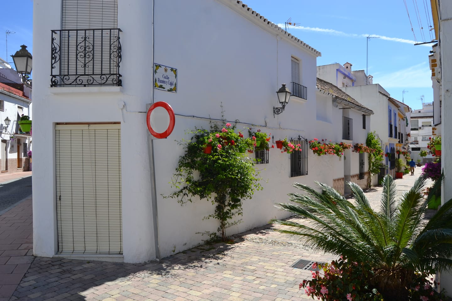 PARAISO DE AZAHAR area photograph of a flower-lined whitewashed street corner on Calle Ramón y Cajal in Estepona old town