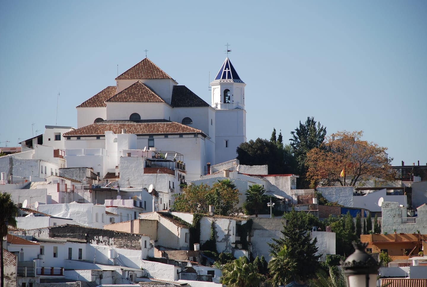 Panoramic view of Alhaurín el Grande showing its hilltop church (Iglesia de la Encarnación) and traditional whitewashed Andalusian townscape, shown as local context near HL SG122
