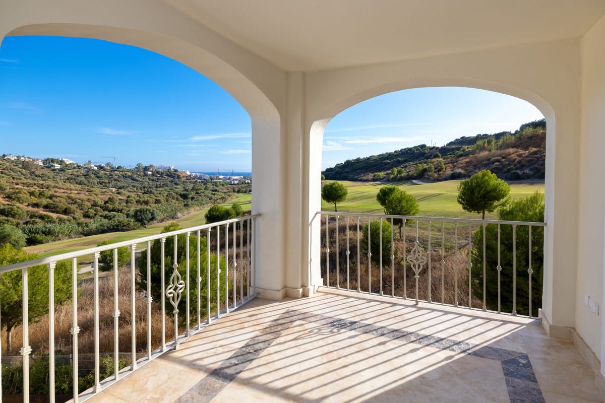 ALTOASIS: covered terrace with white arches and a view over a green golf course