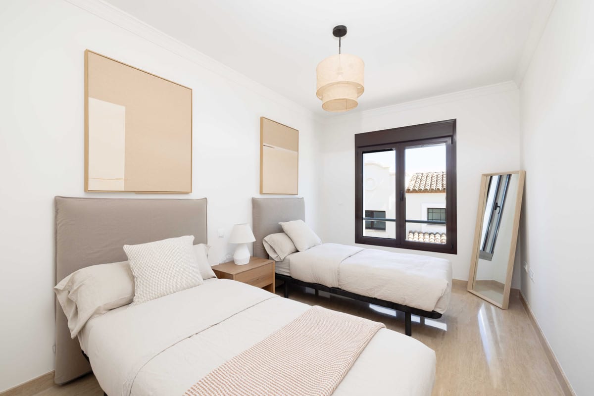 ALTOASIS: bedroom with two single beds and a large standing mirror