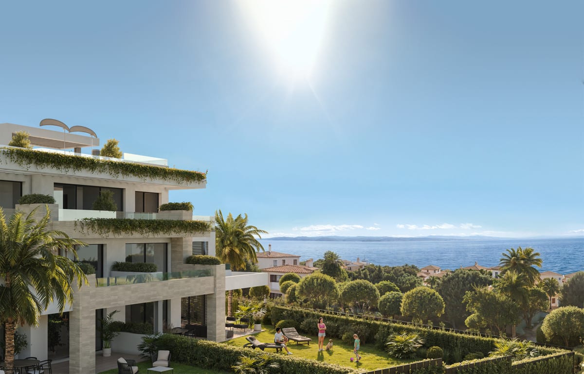 Project visualisation of EQUILIBRIO APARTMENTS with terraced façades, palm trees, lawn, sun loungers and the sea in the background.