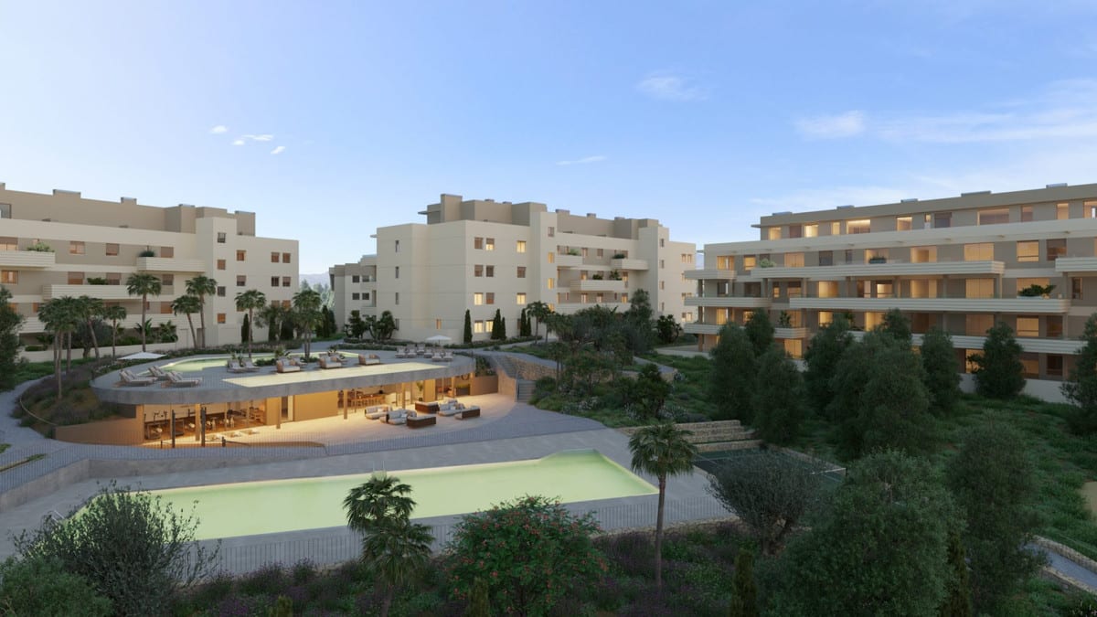 Dusk project visualisation of GREENITY with three light-coloured residential buildings around an illuminated swimming pool, a covered communal area and lush gardens with palms and cypresses.