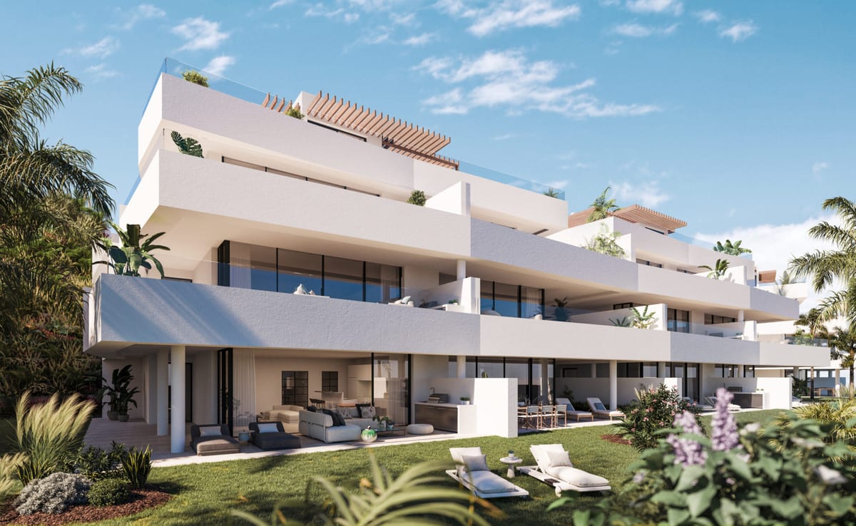 Project visualisation of MIRADOR DE ESTEPONA HILLS with white façades, continuous cantilevered balconies, glass sliding doors, a wooden pergola on top and sun loungers on the lawn.