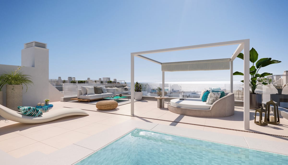 Development visualisation of NATURA ESTEPONA with a light-tiled roof terrace, small pool in the foreground, white pergola with sunshade, curved daybed, lounge seating, sculptural sun lounger and decorative planters.