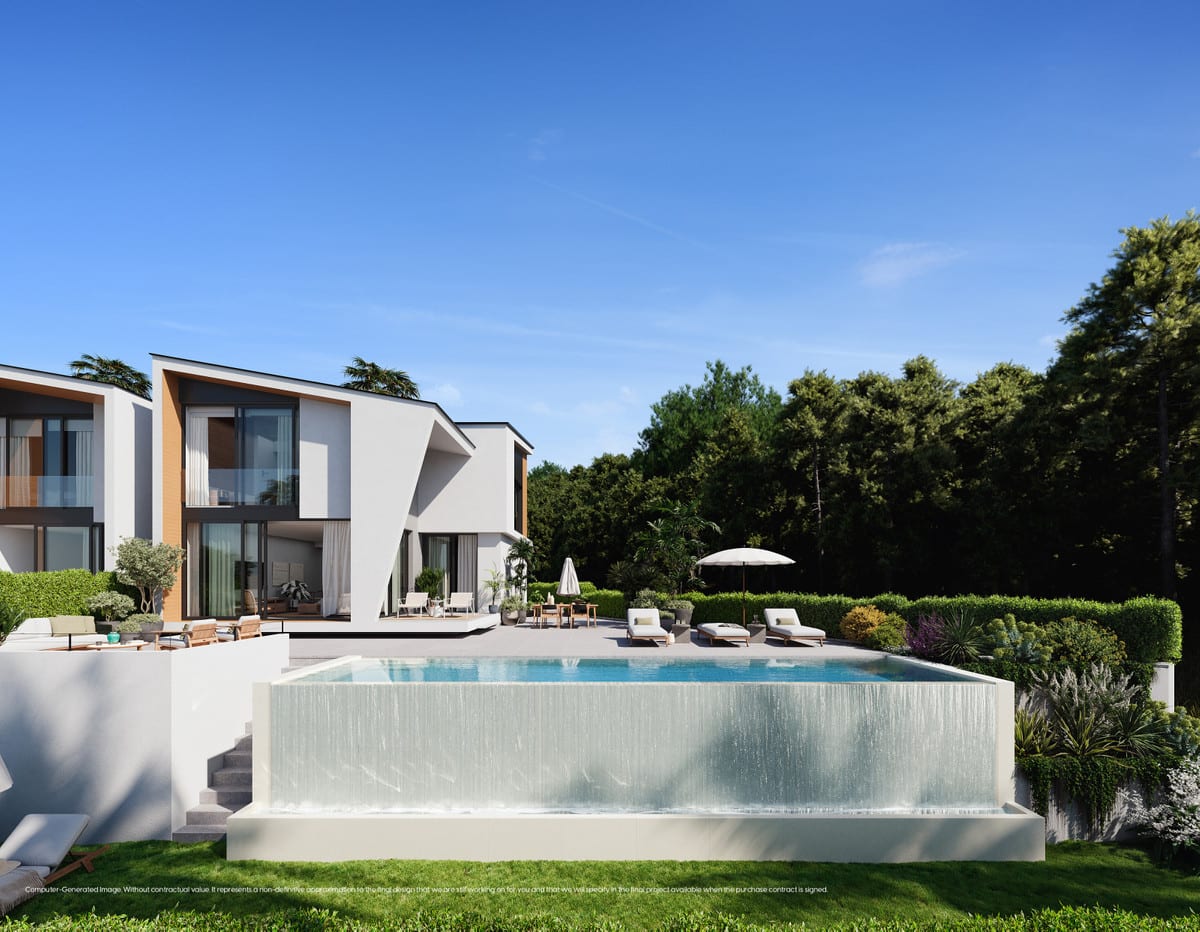 A PINE VALLEY VILLAS látványterve egy téglalap alakú medencével, amelynek vize széles fehér falon át folyik le, napozóterasszal, napozóágyakkal és napernyővel, valamint körülötte gyepes, sövényekkel szegélyezett kerttel.