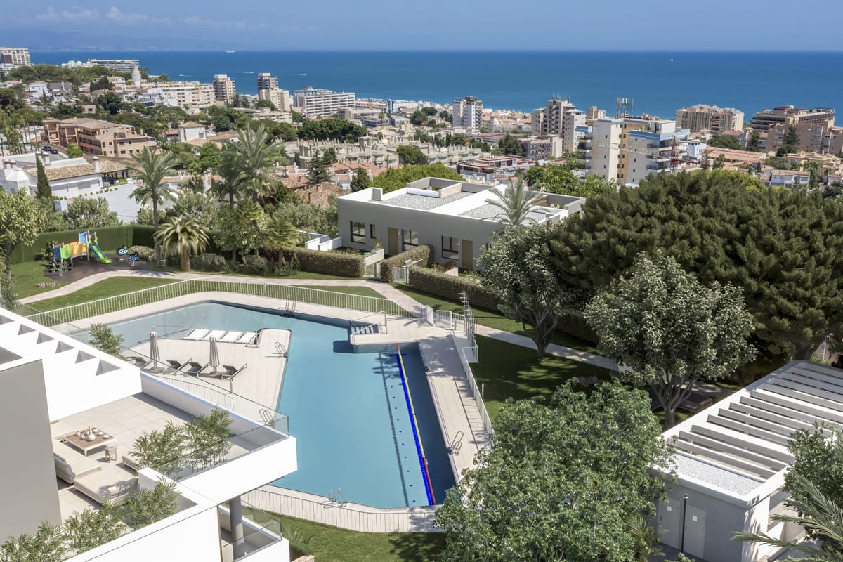Project visualisation of RESIDENCIAL PACARAIMA featuring a swimming pool, sun loungers, play equipment, trees and sea views.