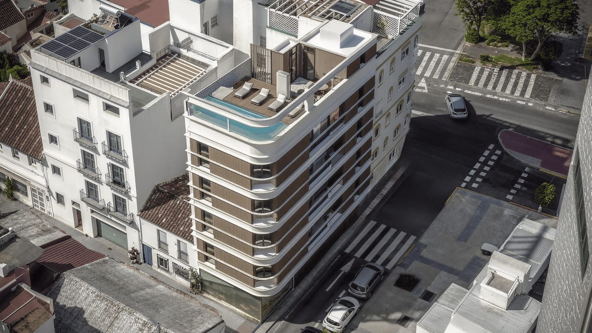 Aerial project visualisation of SAN LORENZO 52 with curved white façade bands, vertical slats, a roof terrace with swimming pool and sun loungers, surrounded by nearby streets and buildings.