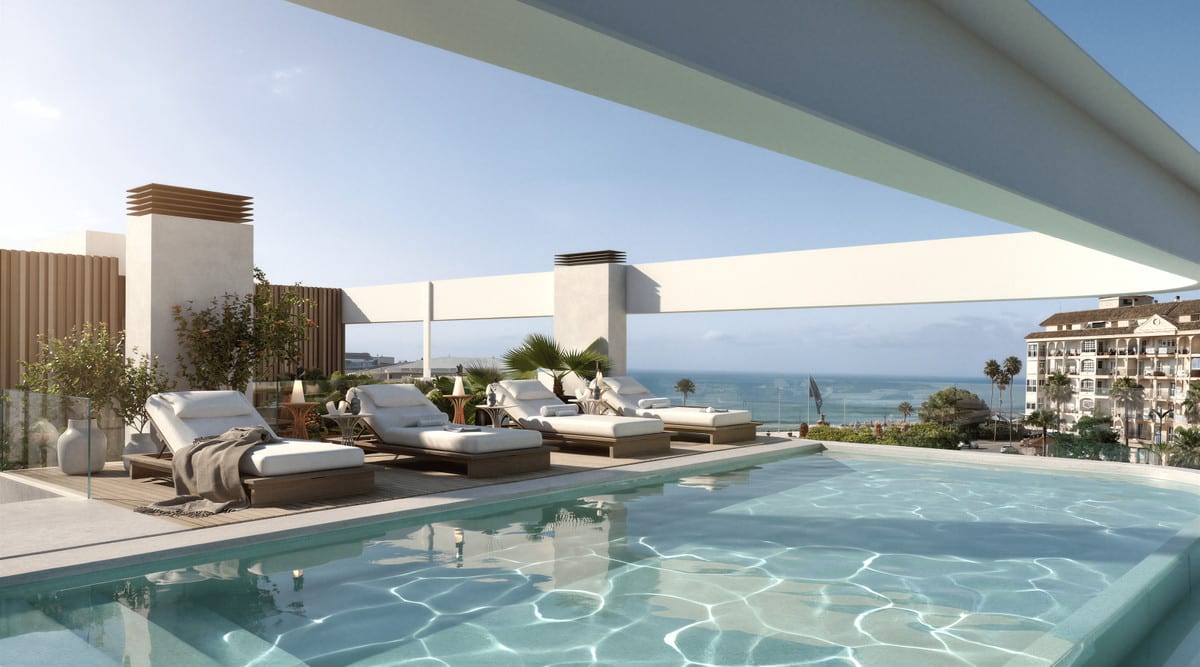 Project visualisation of SAN LORENZO 52 with a swimming pool on the roof terrace, sun loungers on a light-coloured terrace surface, planting, a glass screen and the sea in the background.