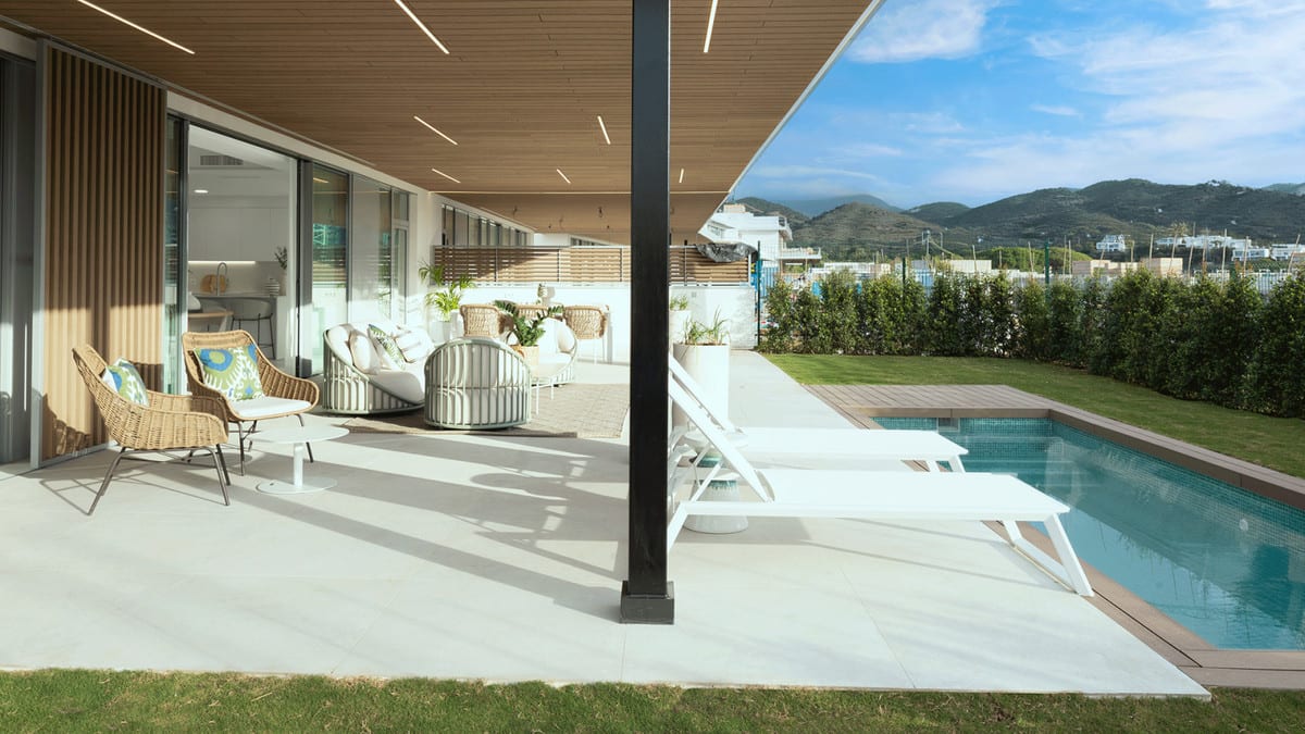 Project visualisation: covered terrace with a slatted ceiling, lounge seating and sun loungers beside the pool.
