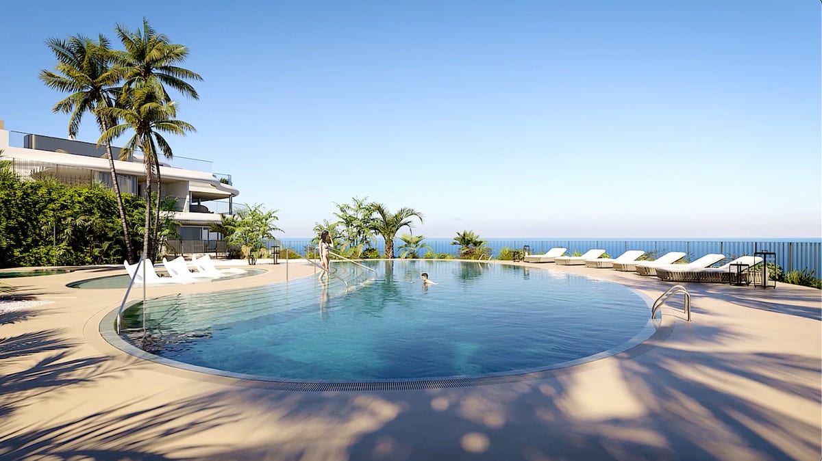 Project visualisation — THE SKY MARBELLA APARTMENTS: Round pool with loungers, palm trees and sea views.