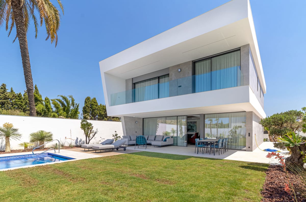 VILLA A SAN PEDRO: Exterior view of the villa with terraces and planting.