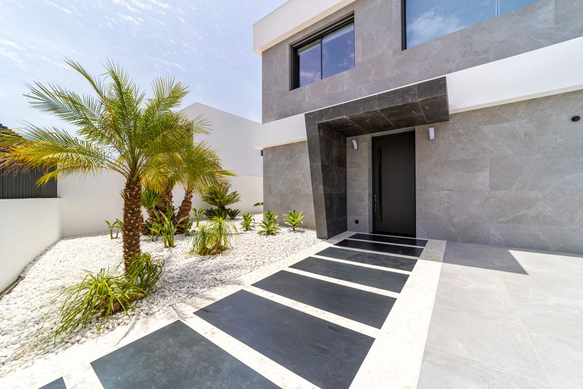 VILLA A SAN PEDRO: Villa entrance with an access path and planting.