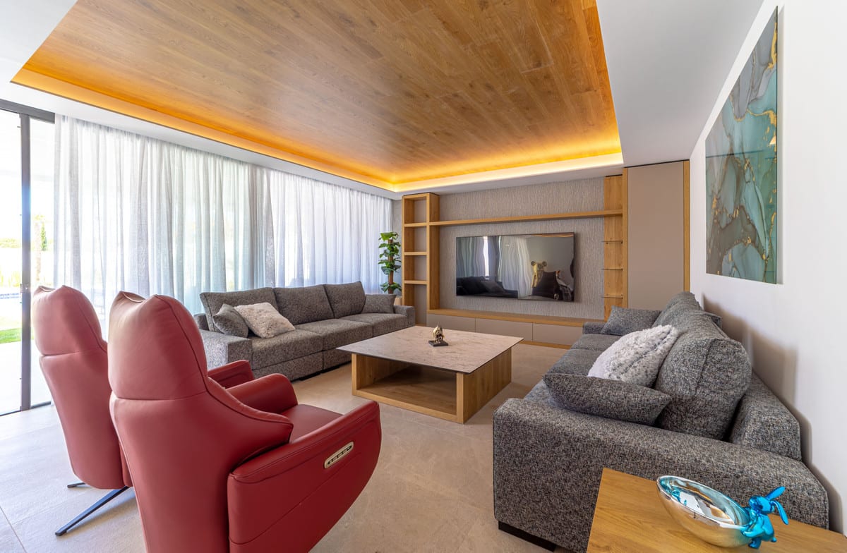 VILLA A SAN PEDRO: Living area with sofas and large windows.