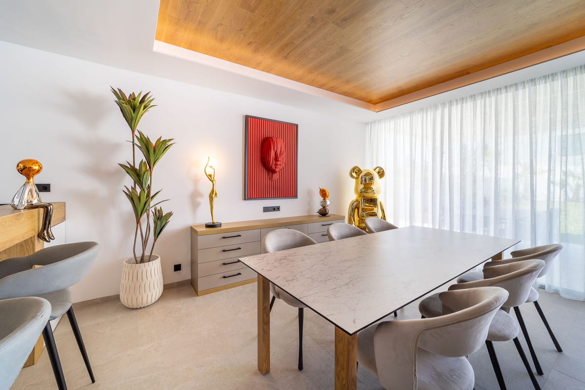VILLA A SAN PEDRO: Dining area with a dining table and large windows.