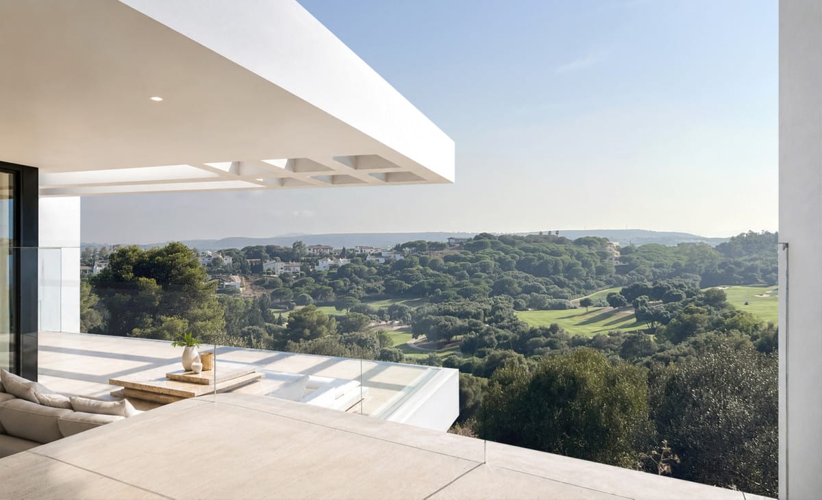 VILLA EVANIA DE LA RESERVA: Covered terrace with loungers overlooking green hills.
