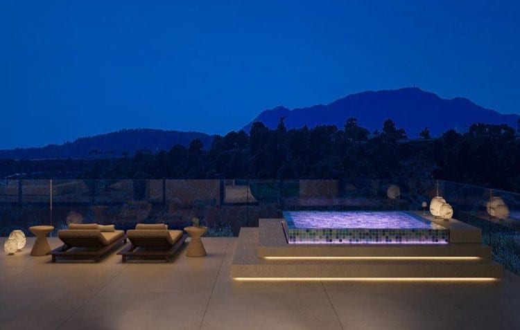 VILLA SOLIS: Evening view of a terrace with loungers and an illuminated pool.