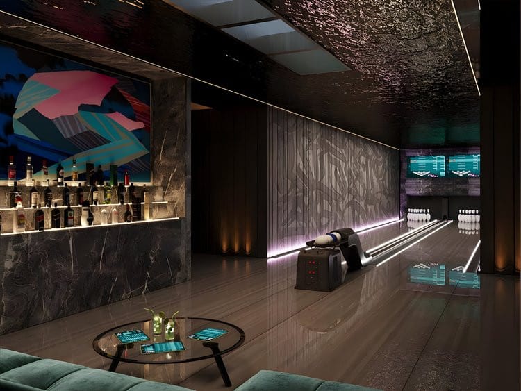 VILLA SOLIS: Entertainment room with a bowling lane and bar.