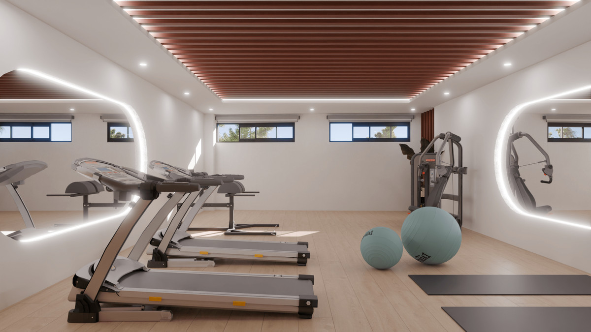 Visualisering af et fitnessrum med løbebånd til venstre, træningsbolde og maskiner bagtil, belyste spejle og rødbrunt lamelloft. Det endelige udstyr skal bekræftes.