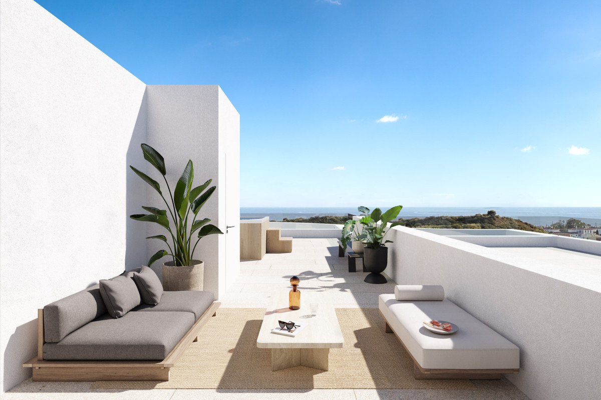 Designbillede af en lang tagterrasse mellem hvide vægge med lave grå sofaer, lyst bord og store potteplanter; den viste kyst garanterer ikke udsigten fra en bestemt bolig.