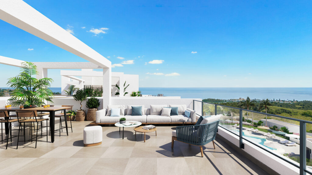 Visualisering af en rummelig terrasse med hjørnesofa, lænestol, spisebord, planter og hvide pergolabjælker, med havet i horisonten; møbler og udsigt loves ikke for hver bolig.