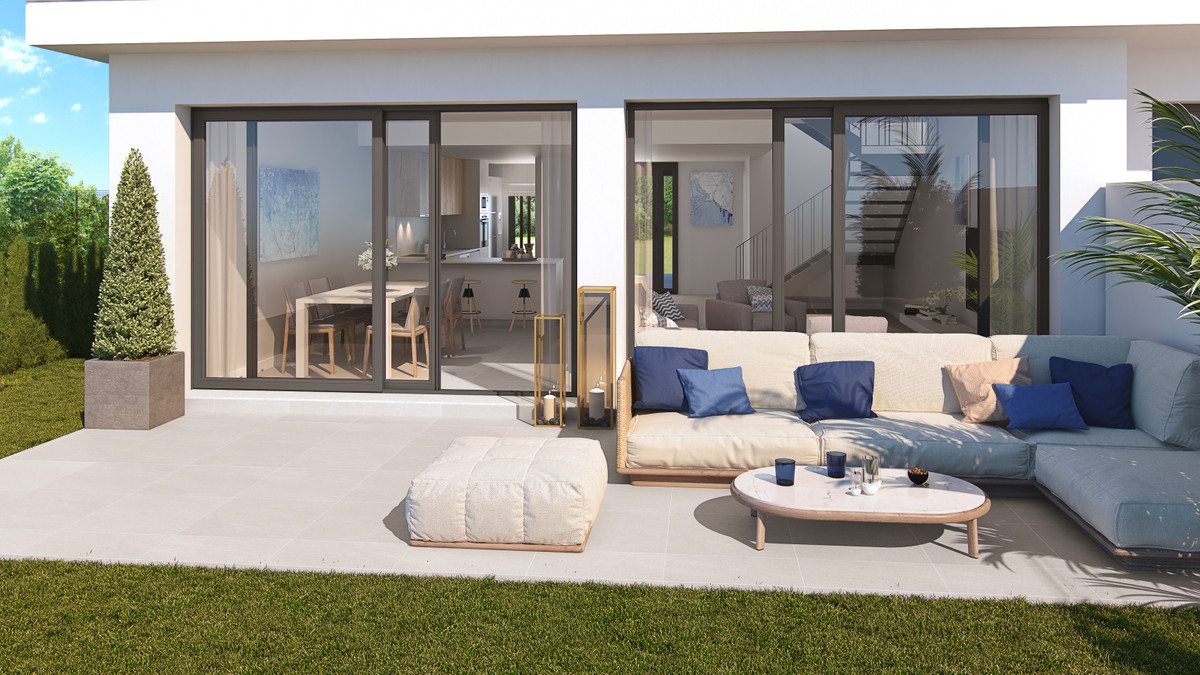 Visualisering af en flisebelagt terrasse med hjørnesofa og lavt bord, græs i forgrunden og brede glasdøre ind til stuen.