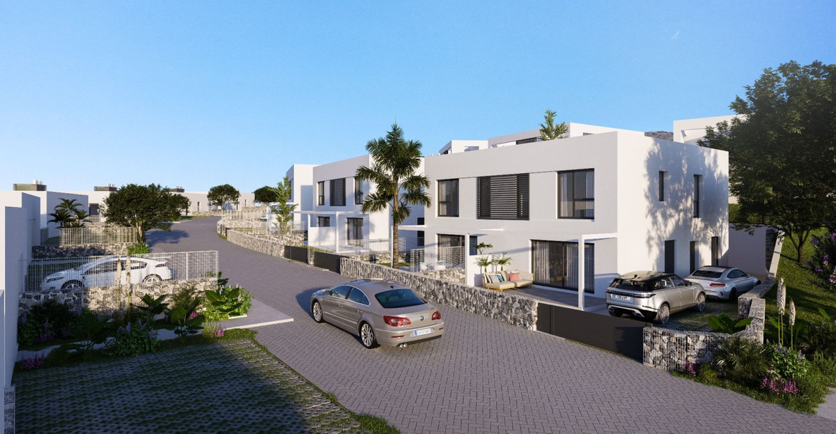 Projektbillede af hvide huse langs en belagt adgangsvej med parkerede biler, lave mure og palmer; billedet viser et designforslag.