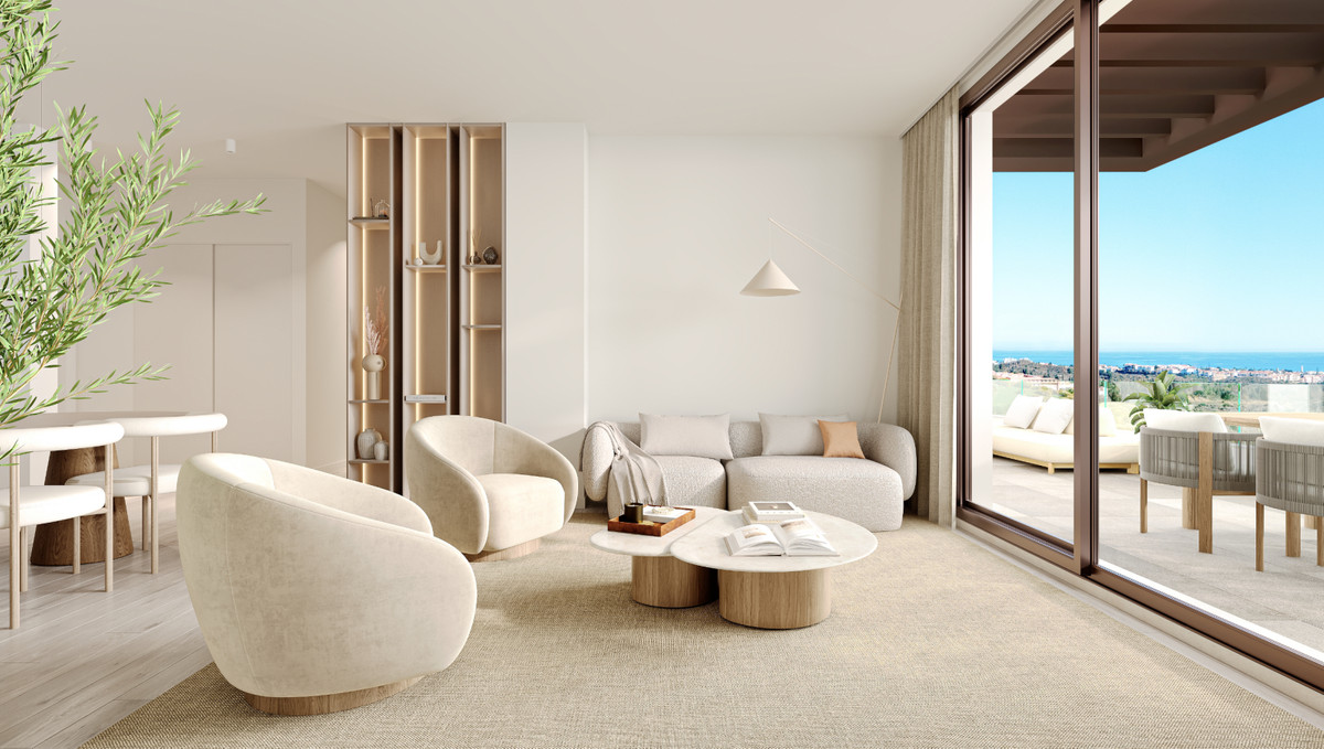 Stuevisualisering med afrundede lænestole, lys sofa og runde borde; brede skydedøre åbner mod en møbleret terrasse med udsigt mod havet.