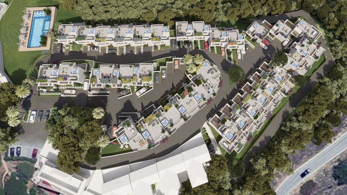 Fugleperspektiv over projektet med villaer, tagterrasser og interne adgangsveje på en skråning; en aflang fælles pool med terrasse omkring ligger øverst til venstre.