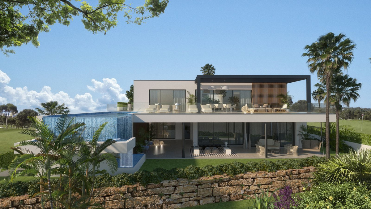 Havefacade set forfra med en bred øvre terrasse over et beskyttet siddeområde og poolens lodrette vandvæg til venstre.