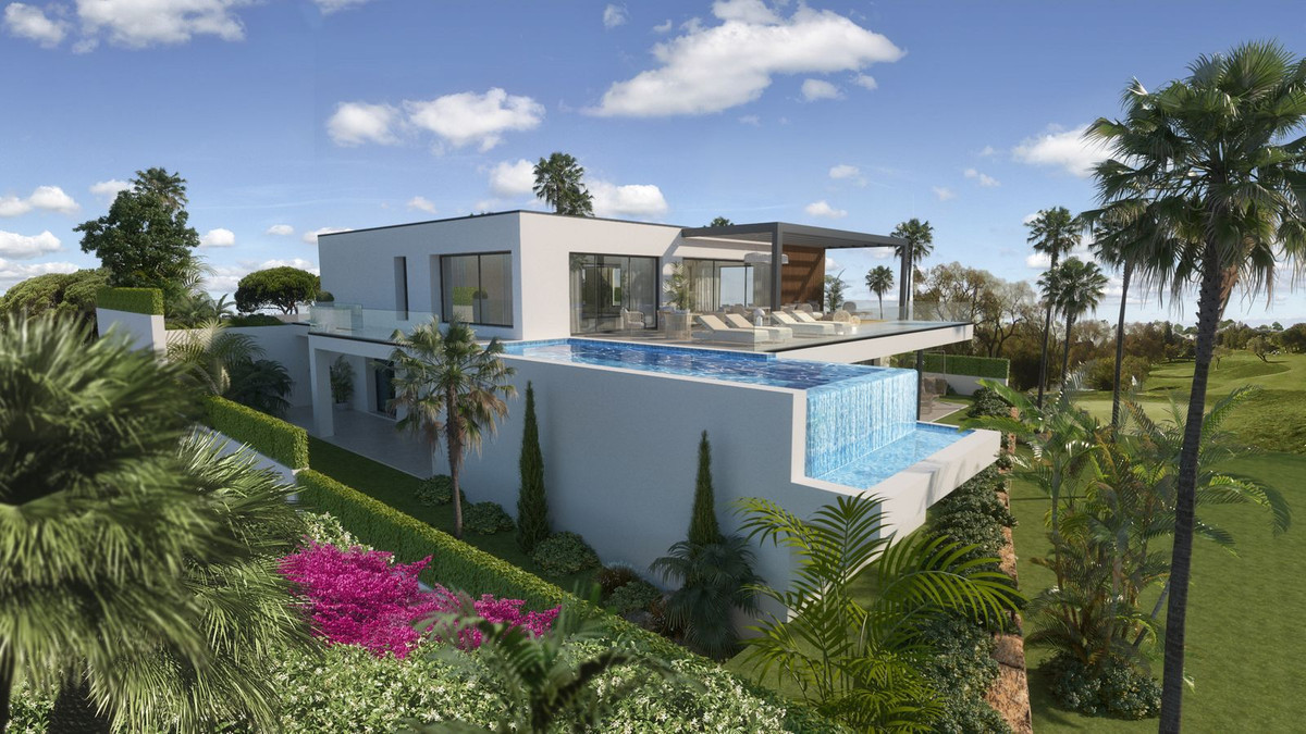 Sidevisning af den hævede pool og vandfaldet ved terrassernes glaskanter, hvide facadeflader og beplantning i forskellige højder.