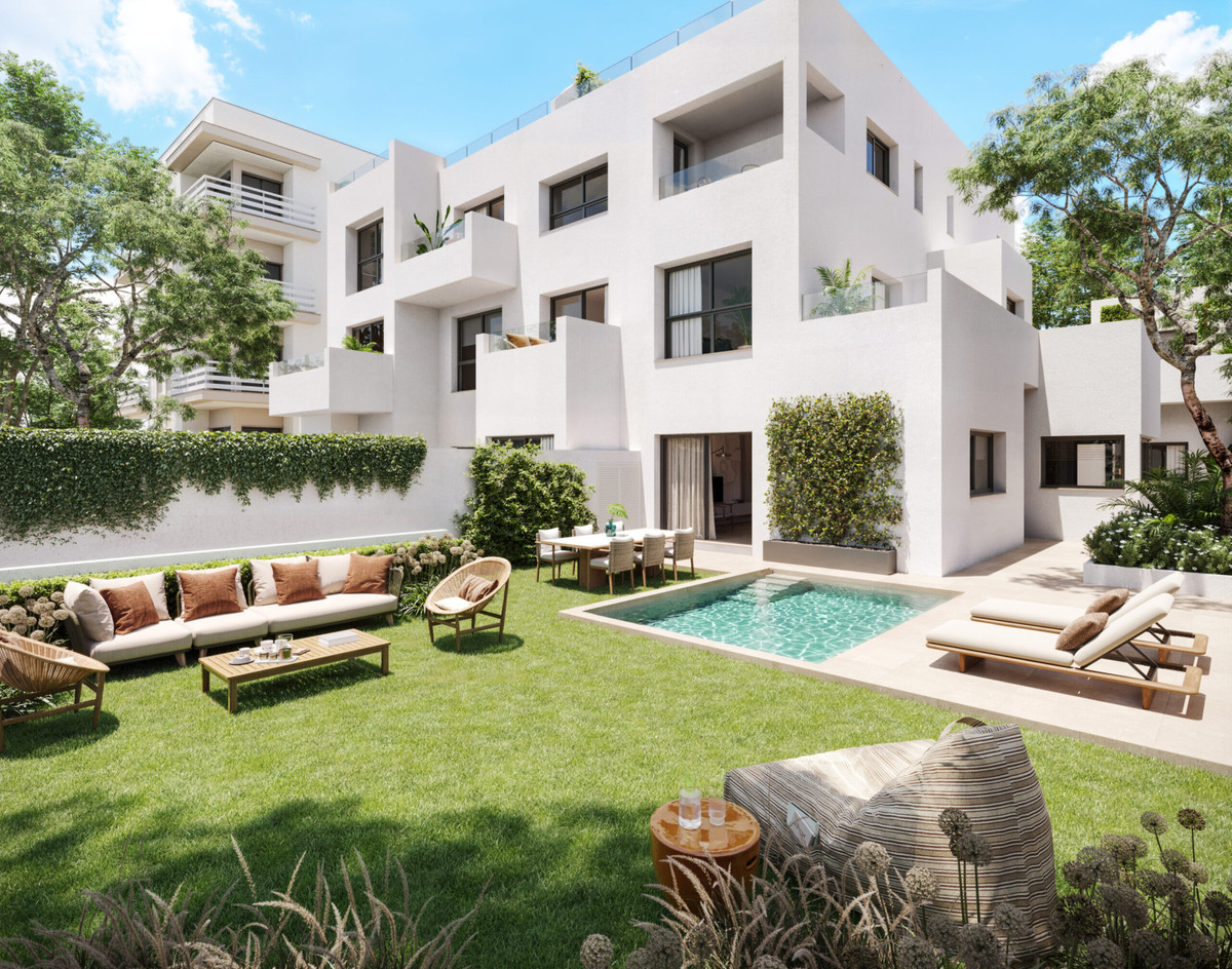Designbillede af en hvid bygning med tilbagetrukne altaner, høje vinduer og havepool foran; haven hører ikke til de to ledige boliger ovenover.