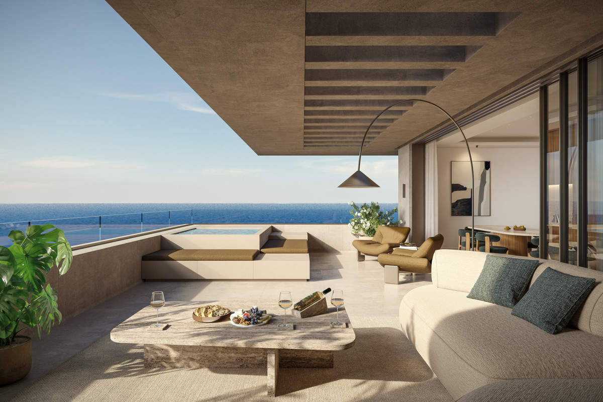 Visualisering af en terrasse med lys sofa, lavt bord og spiseplads under et bredt udhæng, ved glasskydedøre og med havhorisonten uden for rækværket.