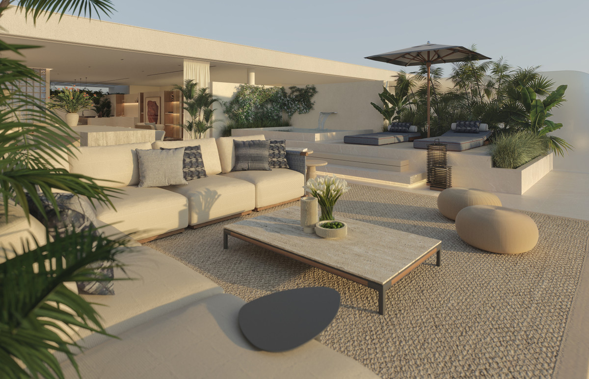 Terrassevisualisering med hjørnesofa, lavt bord og plantekasser samt trin op til liggestole og en parasol; billedet er ikke knyttet til en bestemt ledig bolig.