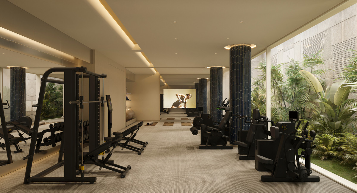 Visualisering af fitnessrummet med styrkemaskiner, træningsbænke og konditionsudstyr, mørke søjler og store vinduer med grøn beplantning langs glasset.