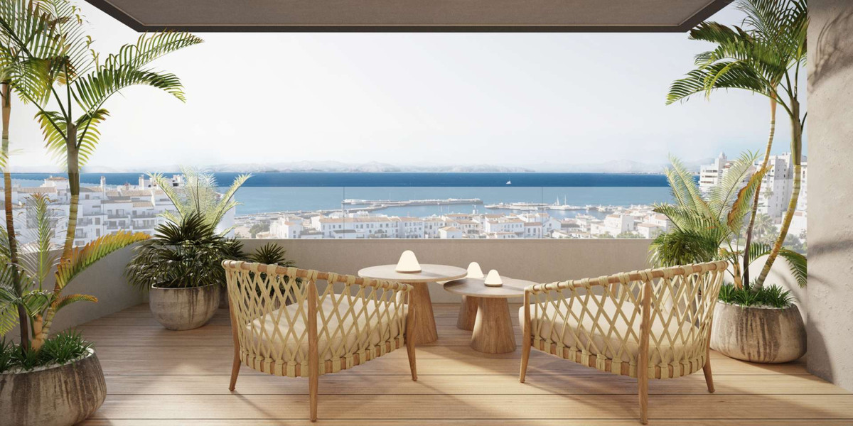 Terrassevisualisering ved PORTAMARE med to flettede lænestole, runde borde og palmer i krukker ved et glasværn mod havnen og havet.