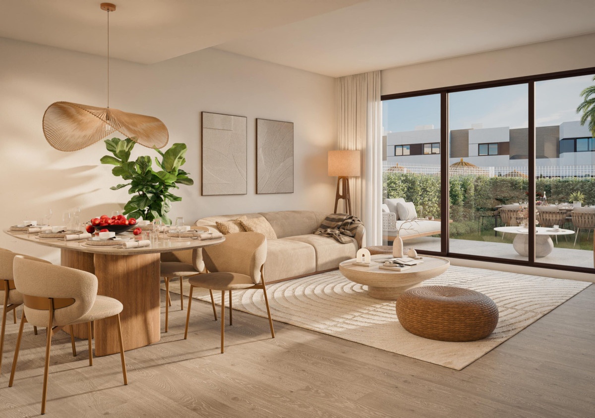 Interiørvisualisering med rundt spisebord, sofa og lavt sofabord; brede glasskydedøre forbinder stuen med en møbleret terrasse og have.