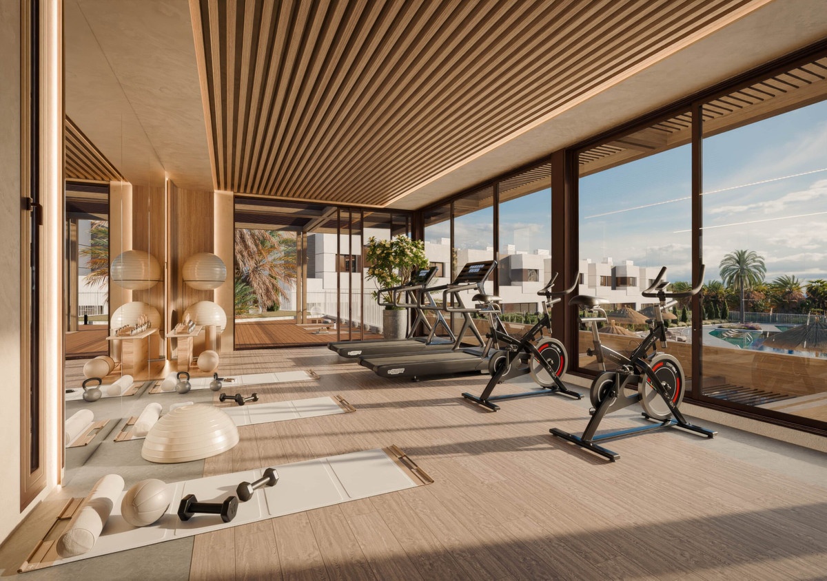 Visualisering af fitnessrummet med motionscykler, løbebånd, håndvægte og træningsmåtter under et lamelloft samt glaspartier med udsigt til poolen.