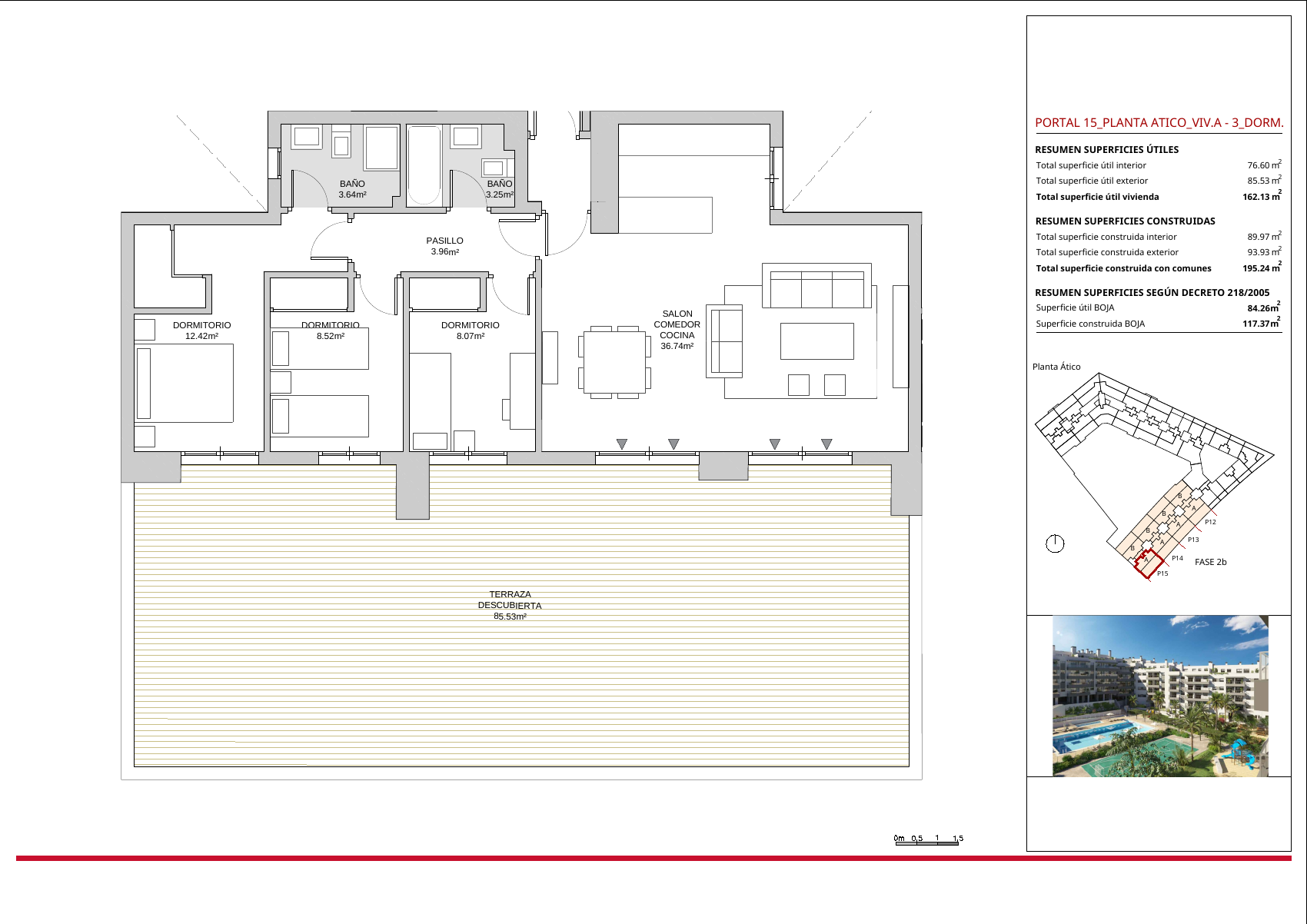Penthouse med tre soveværelser, to badeværelser og åbent køkken ved stuen, med stor terrasse langs boligen. Særskilte arealkategorier vises til højre.