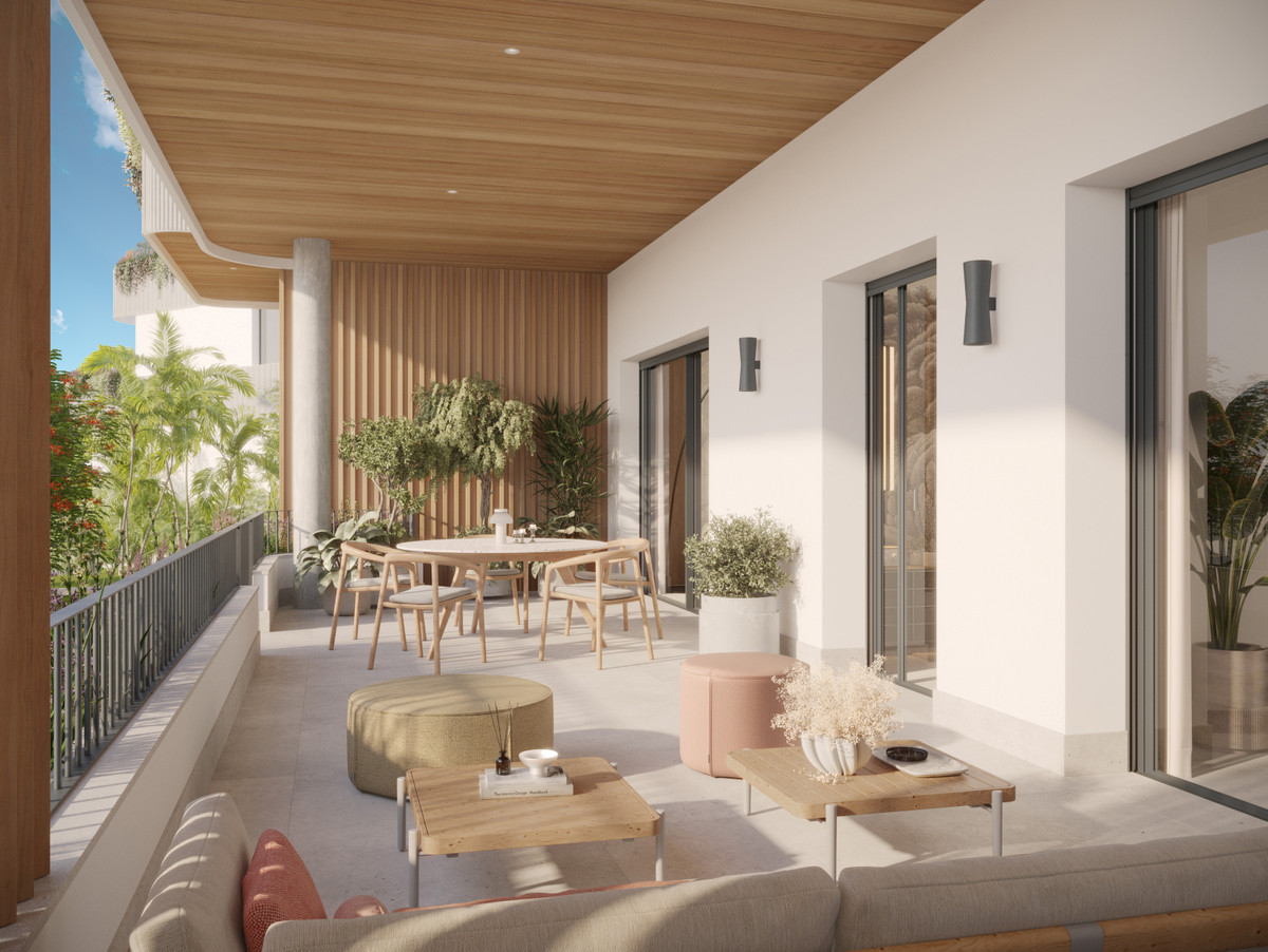 Visualisering af en overdækket terrasse med træloft, flettede stole, lyse vægge og planter; havemøblerne og deres placering er illustrative.