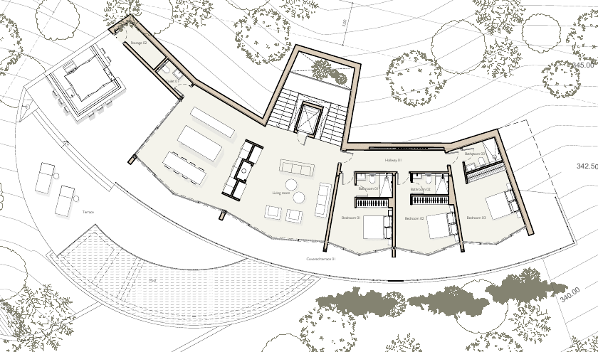 Udsnit af Villa I3’s hovedplan: køkken og spisebord til venstre, opholdsrum i midten, tre soveværelser med badeværelser til højre, central trappe og elevator samt buet terrasse og pool foran facaden.