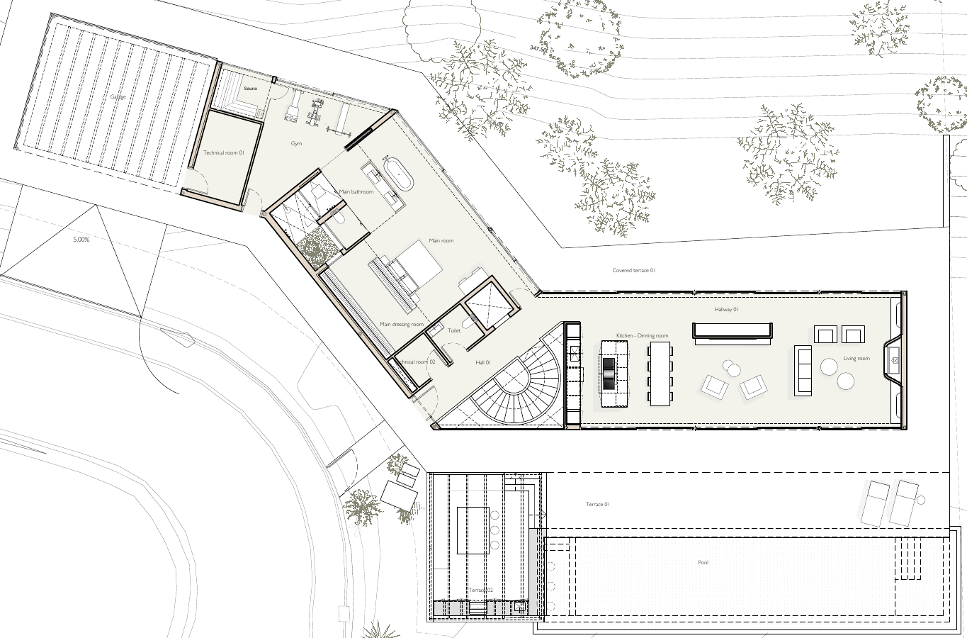 Udsnit af hovedplanet i Villa I5 med garage øverst til venstre, sauna og motionsrum ved hovedsuiten, trappe og elevator centralt, åbent køkken og stue til højre samt terrasser og aflang pool foran.