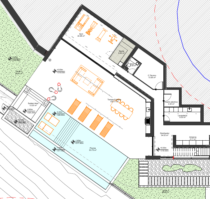 Udsnit af Villa Marvels nedre etage: fitnessrum og sauna øverst, toilet og teknikrum ved siden af, overdækket terrasse med sidde- og spiseplads i midten, pool og nedsænket siddeplads nederst, vaskerum og del af gangen til højre.