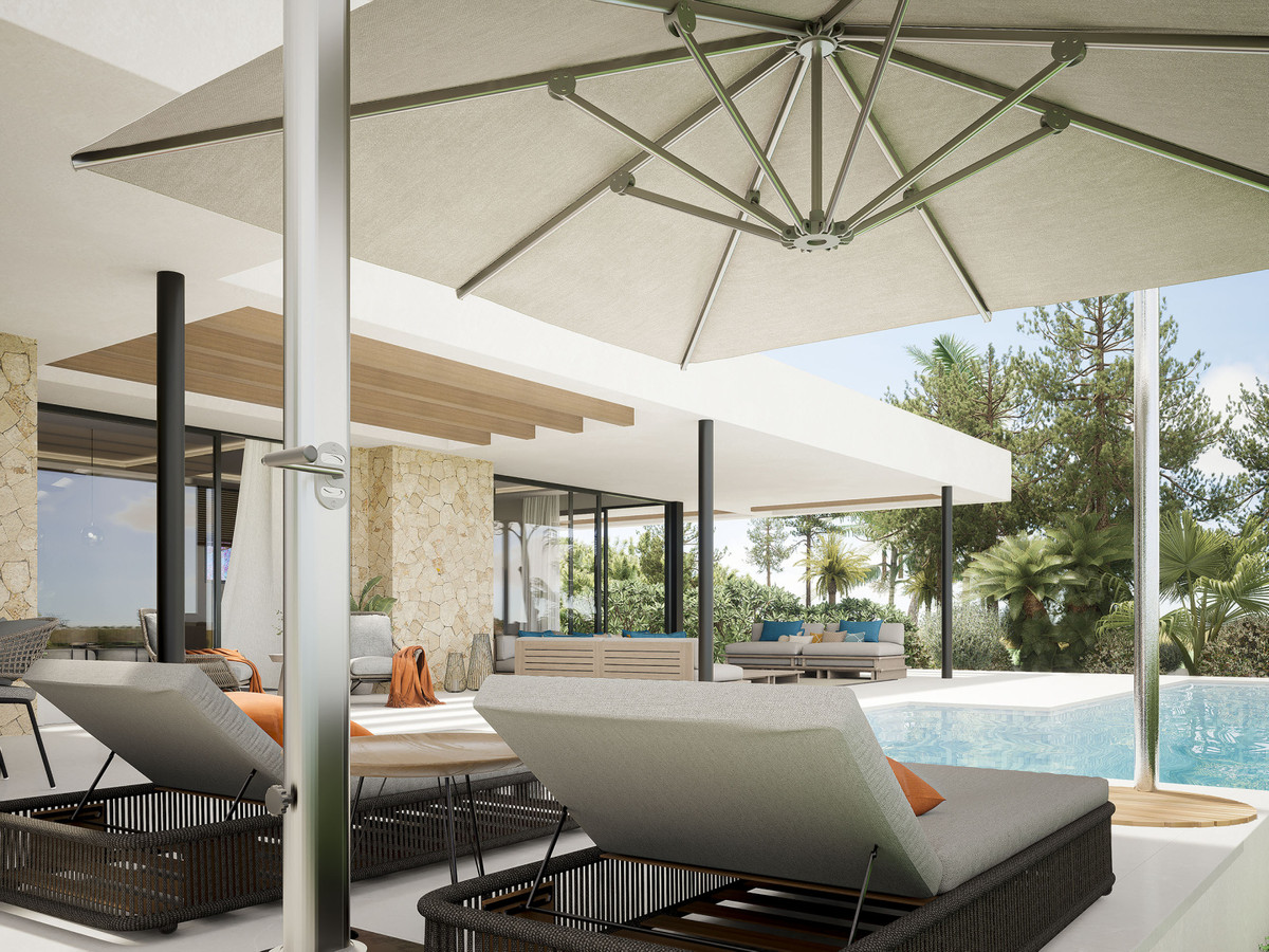 Projektbillede med to liggestole under en stor parasol ved poolen til Villa 22; bag dem ses en beskyttet siddegruppe under den overdækkede terrasse.