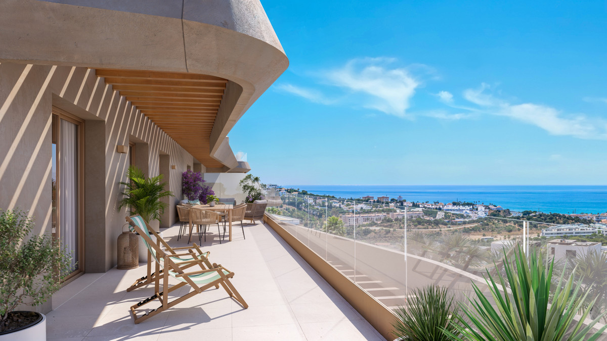 Projektvisualisering af en lang terrasse med glasværn, siddepladser og planter, med bygninger og hav i baggrunden; udsigten afhænger af den enkelte bolig.