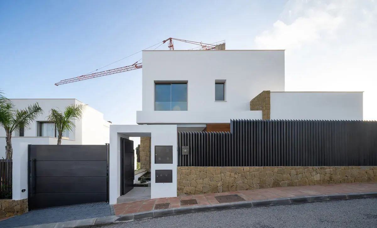 LUBINA THE VILLAS — buitenruimte, terras, zwembadzone, licht en privacy visueel gecontroleerd per concreet project.